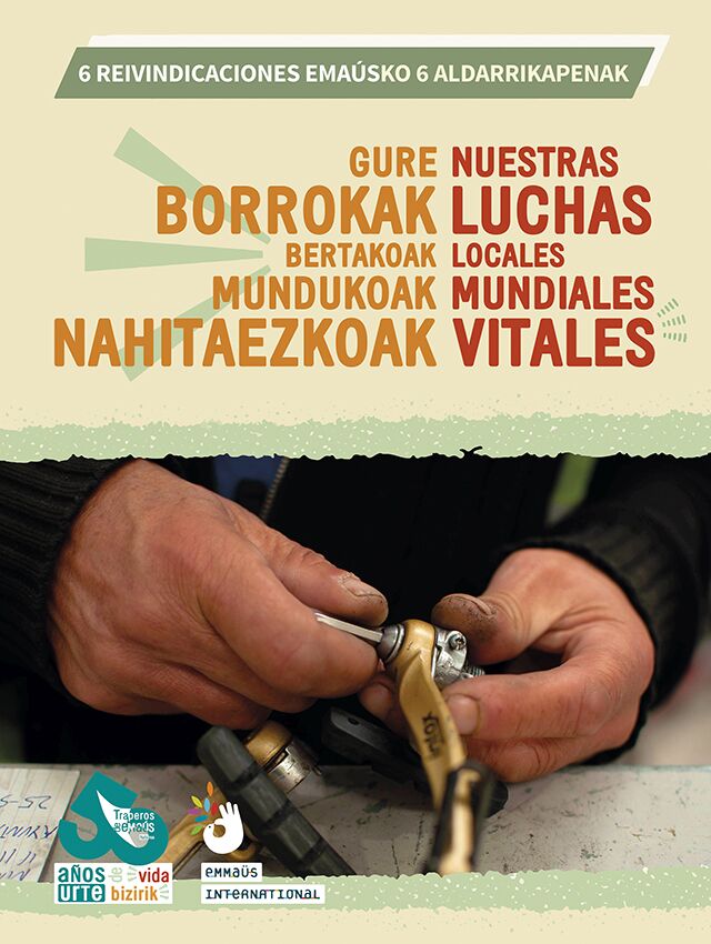 Cartel "6 reivindicaciones. Nuestras luchas: locales, mundiales y vitales", con una persona reparando una pieza mecánica y los logotipos de Traperos de Emaús (50 años) y Emmaus International